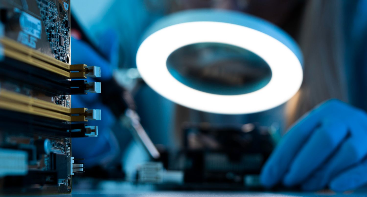 Manual optical inspection of electronic components under controlled lighting